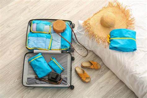 携带随身物品在家中的手提行李和旅行组织者和一高清图片下载-正版图片503710798-摄图网