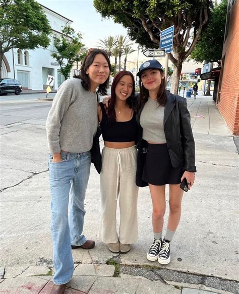 娅娅Oli Rodrigo和闺蜜 Madison Hu昨日在LA与粉丝亲密合影|亲密合影|Rodrigo_新浪新闻