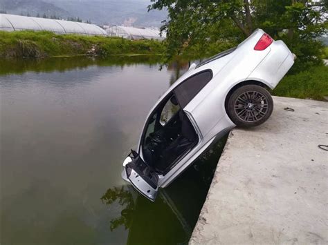 汽车掉入水里如何自救-有驾