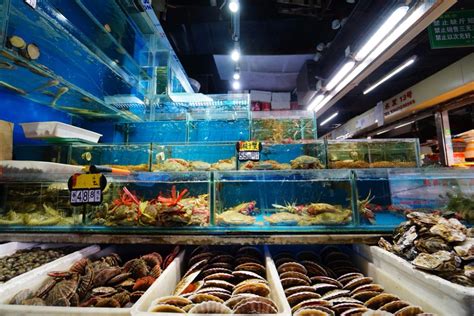 探访成都市内最大海鲜市场：热闹如常未测体温 三文鱼已下架 ::上海在线 shzx.com