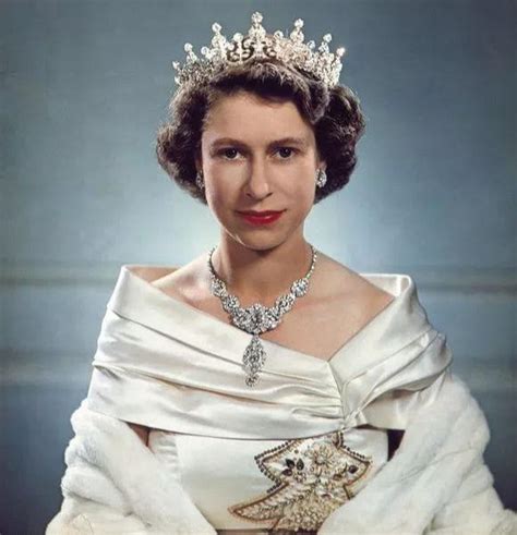 英国王室 伊丽莎白女王二世最迷人的珠宝和配饰|珍珠|蓝宝石|女王_新浪新闻