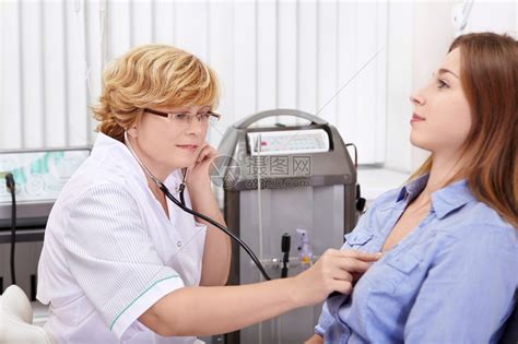 医生用听诊器听心脏高清图片下载-正版图片504702741-摄图网