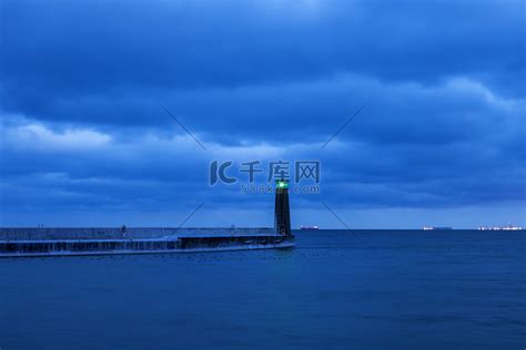 河口灯塔在晚上看到大风雨如磐的海浪高清图片下载-正版图片503081269-摄图网