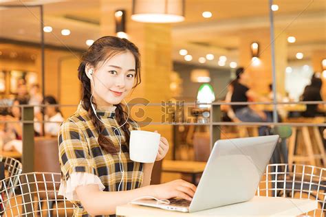咖啡店青春女孩用电脑看电影摄影图6240*4160图片素材免费下载-编号875802-潮点视频