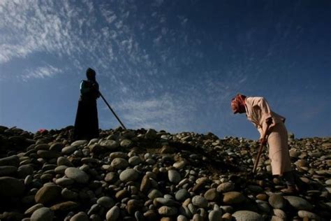 游客跑去新疆挖玉，一块石头喊价80万，挖玉人坦言：不懂不要买_苏丹卿_新浪博客