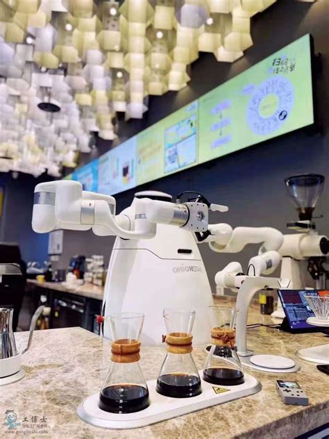 智能咖啡拉花机器人亮相奈雪的茶PRO中航城店-新闻频道-和讯网