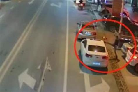 监控：泉州一男子醉驾追尾，还砸坏路边小车_凤凰网视频_凤凰网