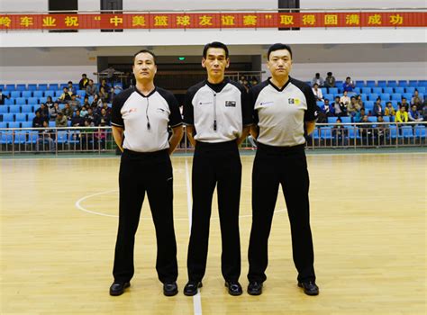 国际裁判梁 斌、叶 楠在2014中美篮球友谊赛上_枣庄市篮球协会