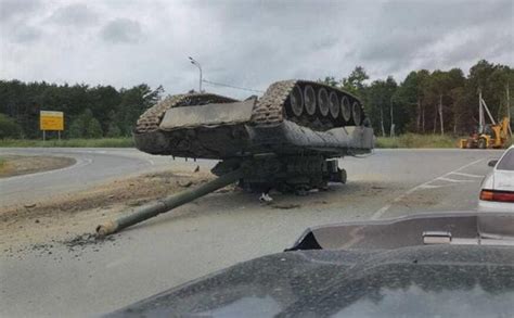 俄罗斯40吨重主战坦克在公路上翻覆！ | 北晚新视觉