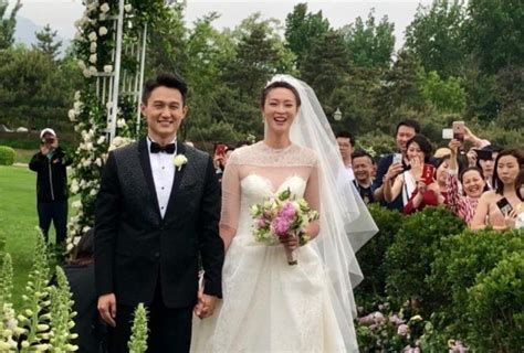 中式婚礼的新娘和伴娘(惠若琪婚礼现场曝光，穿中式婚纱很幸福，伴娘平均身高188) - 【爱喜匠】