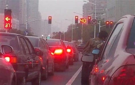 郑州一路口红灯绿灯同时亮，是让过还是不让过？-大河报网
