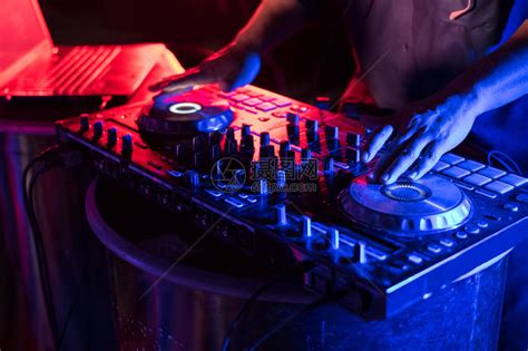 派对dj在嘻哈音乐会上播放音乐转盘黑胶唱片播放器用于唱片骑师刮唱片的复古模拟音频设备在混音器上用交叉推子旋钮切割轨高清图片下载-正版图片 ...