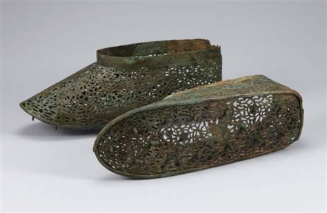 韩国把一双带龙头的铜鞋封为宝物 专家感慨“太罕见！”__凤凰网
