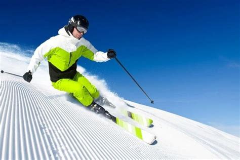 滑雪者在滑雪坡道上雕刻，喷雪，美丽的风景在后面视频素材_ID:VCG42N1341429255-VCG.COM