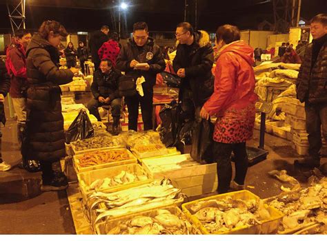 华东水产品批发市场买海鲜的市民络绎不绝
