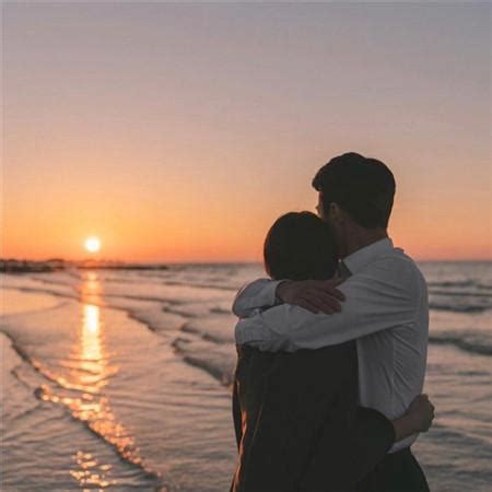 年轻情侣在木桥上拥抱亲吻高清图片下载-正版图片303602875-摄图网
