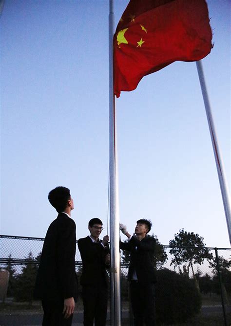 让国旗与朝阳一同升起——我校举行迎新年升旗仪式-团委