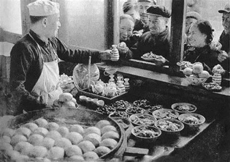 60年前，人民公社大食堂老照片：吃饭不要钱，幸福万万年_社员