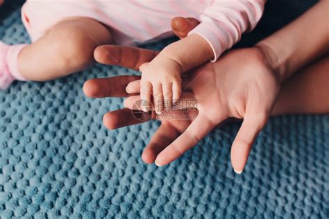 孩子的手握着母亲的手指高清图片下载-正版图片321567028-摄图网