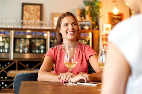 人们,庆祝生活方式的快乐的女人喝葡萄酒,酒吧餐馆与朋友交谈快乐的女人酒吧餐馆喝酒高清图片下载-正版图片300164296-摄图网