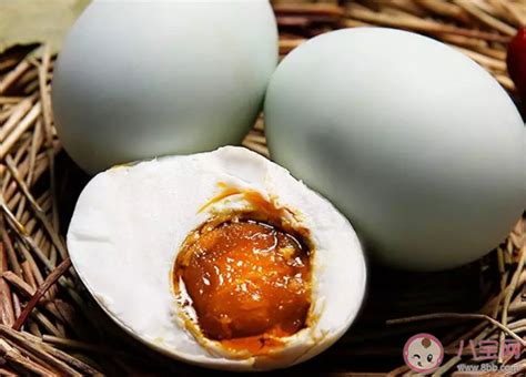 教你一招最简单的咸鸭蛋腌制方法，七天就能吃上蛋黄流油的咸鸭蛋
