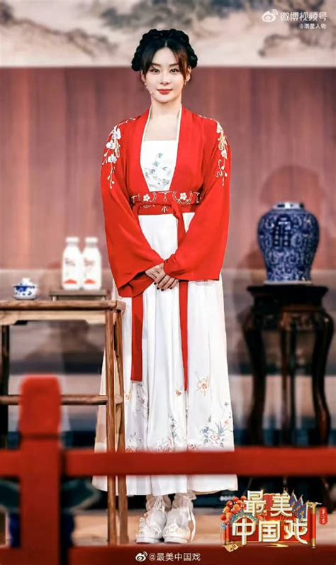 袁姗姗最美中国戏红娘造型，上衣的红就很中国红嘛！_新浪新闻