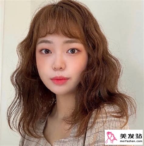 甜美女生圆脸头像齐刘海