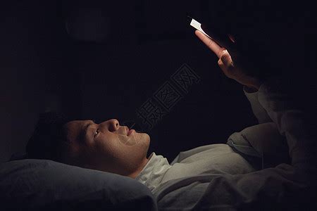 坐在床上玩手机_坐在床上玩手机图片_坐在床上玩手机图片素材大全_摄图网