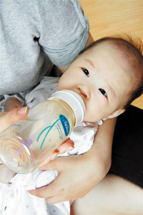 新生儿用奶瓶正确姿势 新生儿用奶瓶的正确姿势是怎么样的_知秀网