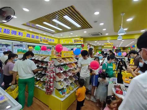 风靡县城街头，年轻人在量贩零食店里“逛吃逛吃” | Foodaily每日食品