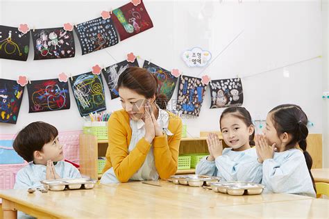 幼儿园老师鼓励小朋友吃饭高清图片下载-正版图片502169190-摄图网