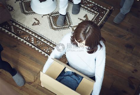 搬家的女人高清图片下载-正版图片502015414-摄图网