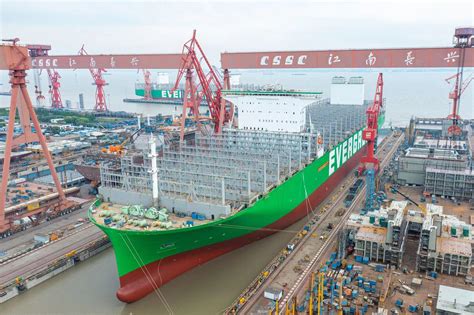 上海船企复工加速：全球最大型集装箱船出坞 多用途重吊船交付-荔枝网