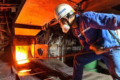 安徽铜陵：炼铜工人坚守岗位度“五一”-人民图片网