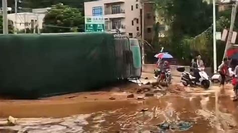 广东高州两女子被洪水冲走遇难：一人下楼关电闸，一人抓冲走的鸡_新浪新闻
