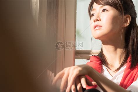 一个女人看向窗外高清图片下载-正版图片502148498-摄图网
