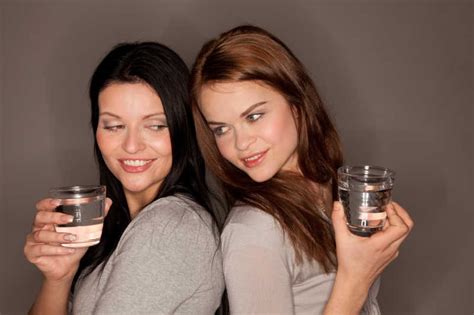 俩个可爱女孩拿着装满水的水杯图片-拿着水杯的两个可爱女孩素材-高清图片-摄影照片-寻图免费打包下载