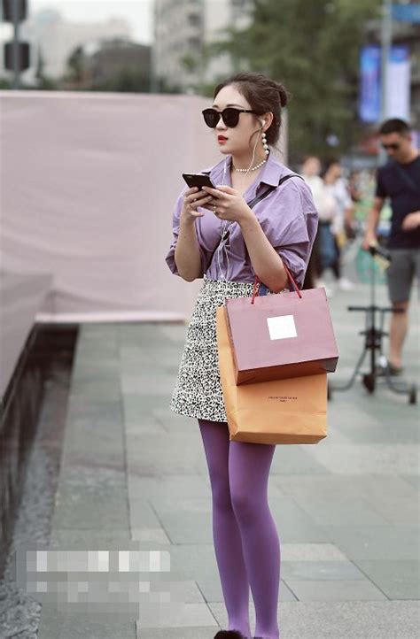街拍：第六位穿紫色丝袜上街，身材不错，黑超遮面是害羞吗？|黑超|丝袜|上街_新浪新闻