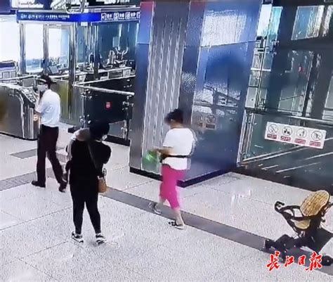 乘客坐地铁时充电宝突然冒烟 扔出门后瞬间爆燃_荔枝网新闻