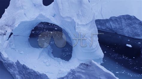飘在海上奇特造型的冰山图片_雪白色的冰川露在海面上素材_高清图片_摄影照片_寻图免费打包下载
