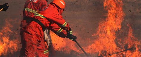 消防队员鏖战4小时扑灭大火 个个脸被浓烟熏黑_本地新闻_吉首市站