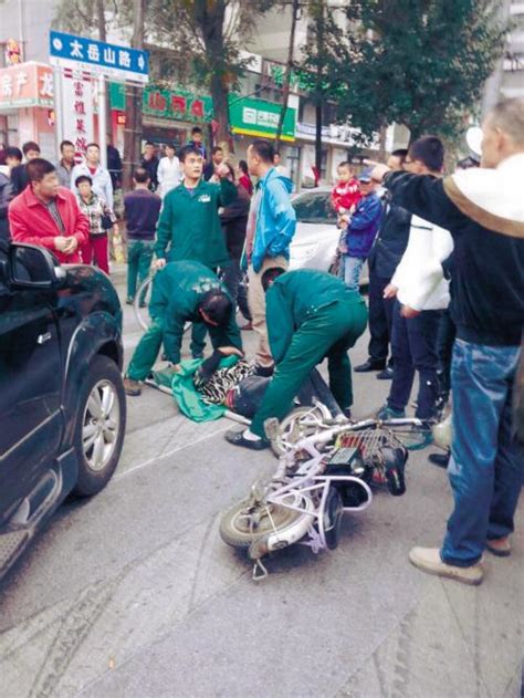 女子骑电动车遭渣土车碾压 肇事司机已被控制_大楚网_腾讯网