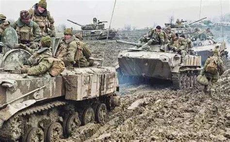 战友遗体被堆成堡垒，俄军指挥官挥泪下令坦克碾压：一个不留__凤凰网