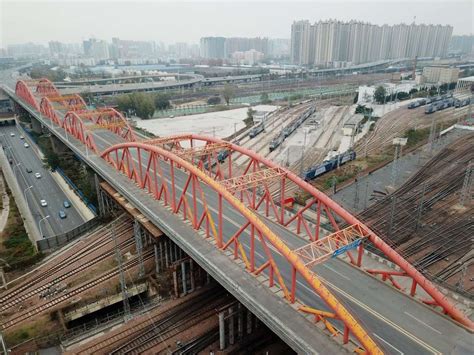 郑州彩虹桥最新进展：全线“首吊”成功！