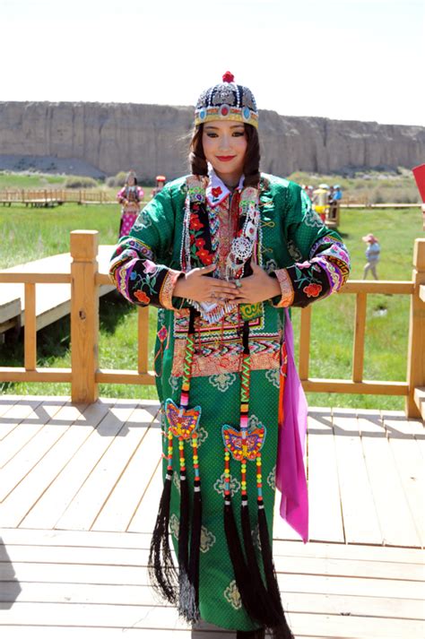 少数民族服饰之蒙古族服饰_中国制服设计网