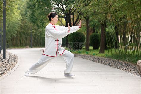 女性在公园里练太极拳高清图片下载-正版图片501704427-摄图网
