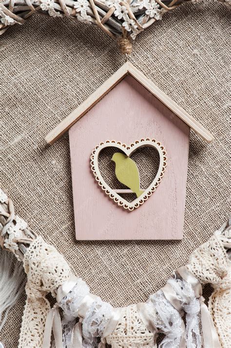 Atrapasueños en forma de corazón con pájaro | Foto Premium