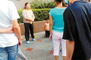 深圳7岁小男孩上学贪玩被母罚跪乞讨(图)--新闻中心