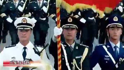 三军仪仗队向国旗敬礼，挺拔笔直的身姿诉说尊敬，气势太帅了！_腾讯视频