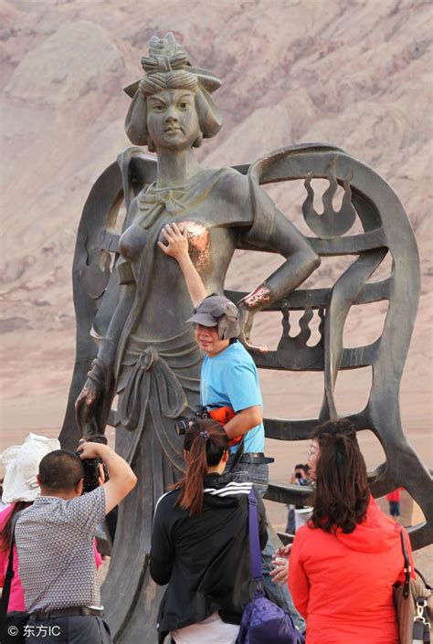 铁扇公主雕塑“敏感部位”被摸得发亮，这就是游客的素质！